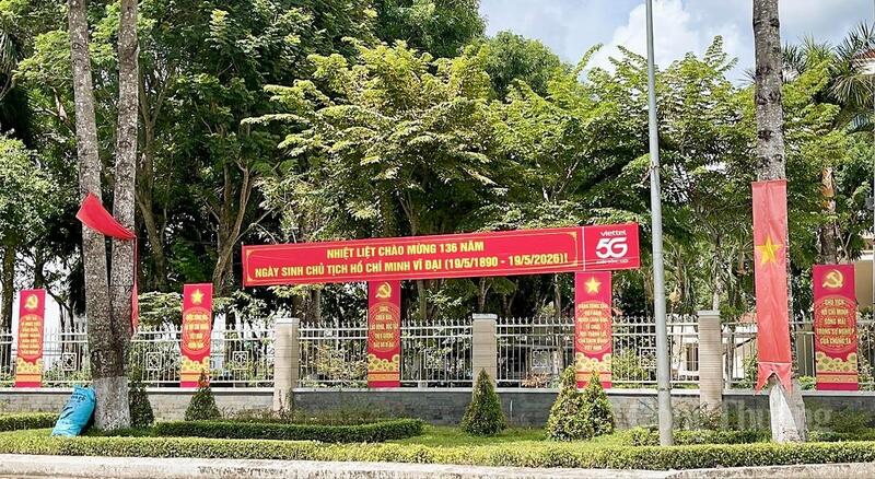 UBND phường Bình Thủy gắn băng rôn, khẩu hiệu chào mừng kỷ niệm 136 năm Ngày sinh Chủ tịch Hồ Chí Minh.