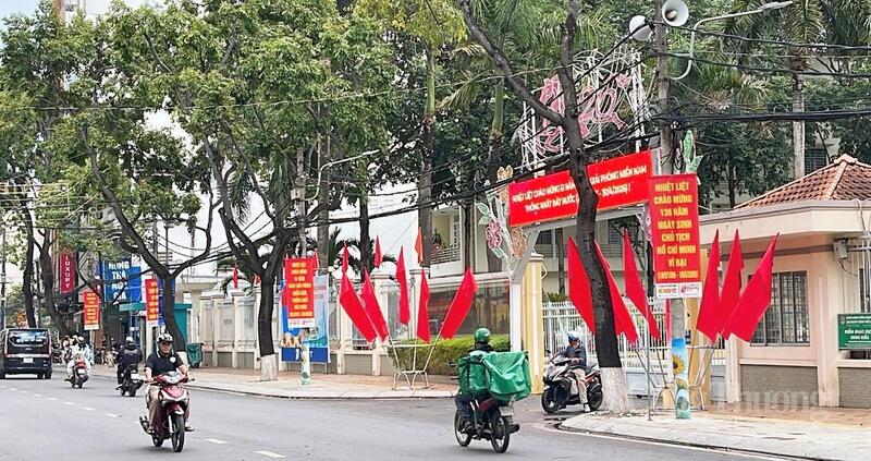 Trụ sở UBND phường Ninh Kiều rực đỏ cờ hoa mừng sinh nhật Bác.