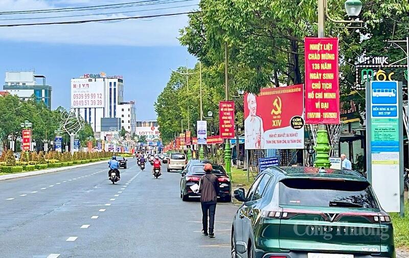 Nhiều tuyến đường rực đỏ cờ hoa, băng rôn tuyên truyền mừng sinh nhật Bác.