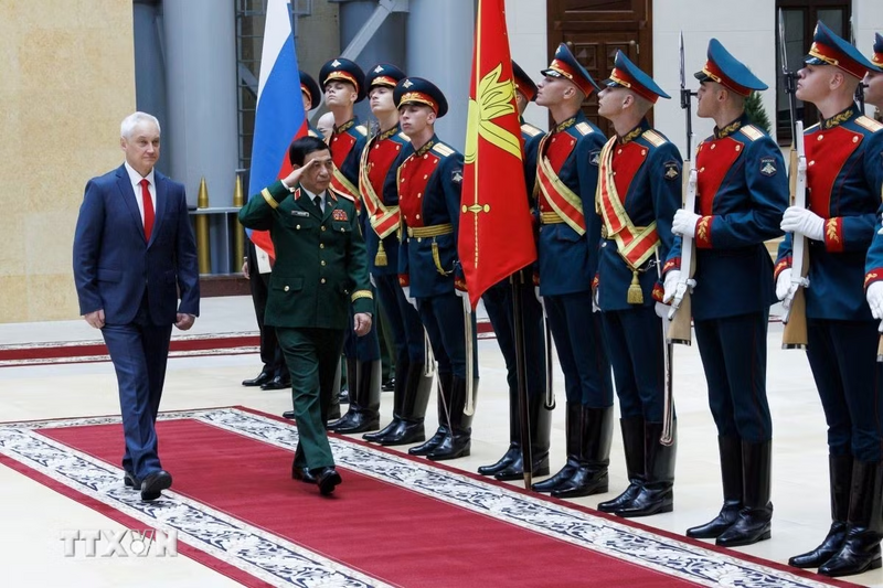 Đại tướng Phan Văn Giang và Bộ trưởng Quốc phòng Nga Andrey Belousov duyệt đội danh dự. (Ảnh: TTXVN phát)