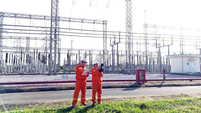 Lực lượng vận hành TBA 500kV Tây Hà Nội, liên tục soi phát nhiệt theo dõi thiết bị đấu nối ngoài trời