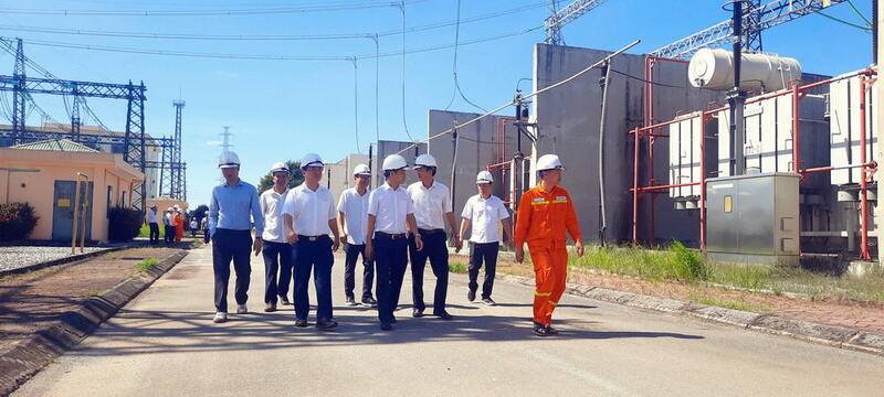 Đoàn công tác PTC1 có tham gia của đại diện các ban chuyên môn thuộc EVNNPT, PTC1, Truyền tải điện Đông Bắc 2 đi kiểm tra tại TBA 500kV Phố Nối