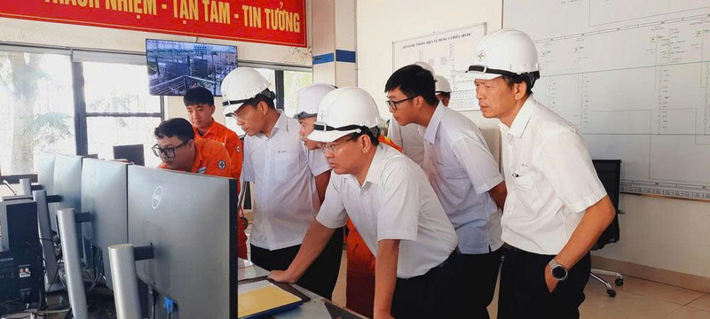 Đoàn công tác rà soát thông số vận hành, kiểm tra nhật ký ca trực tại TBA 500kV Phố Nối