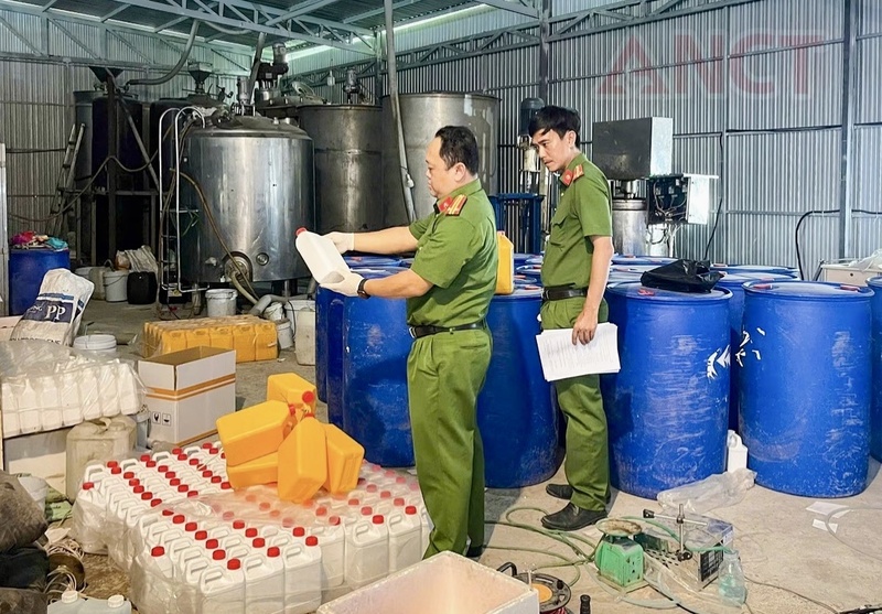 Công an phường Cái Răng kiểm tra, lập biên bản niêm phong hàng hóa để điều tra theo quy định của pháp luật. Ảnh: CACC