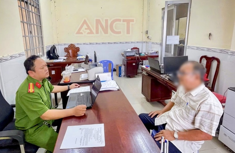 Công an phường Cái Răng làm việc với ông Phạm Việt Sơn. Ảnh: CACC