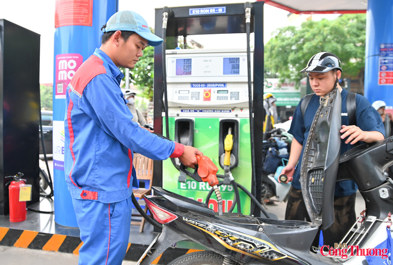 Theo các chuyên gia năng lượng, xăng E10 được phối trộn 10% ethanol nhiên liệu sinh học với 90% xăng khoáng, giúp giảm phát thải khí nhà kính, tăng hiệu quả cháy và góp phần thực hiện mục tiêu phát triển xanh.