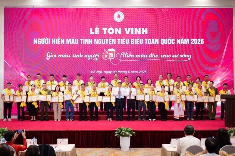 Tổng thư ký Quốc hội, Chủ nhiệm Văn phòng Quốc hội Lê Quang Mạnh và Chủ nhiệm Ủy ban Văn hoá và Xã hội Nguyễn Đắc Vinh trao Bằng khen tôn vinh người hiến máu tình nguyện tiêu biểu toàn quốc năm 2026. Ảnh: Quochoi.vn