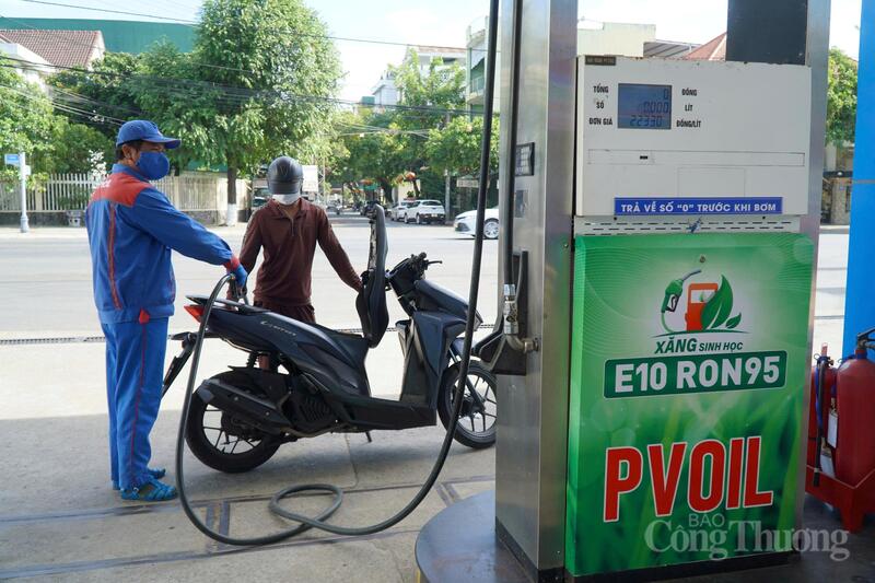 Người dân đang dần đón nhận xăng E10 một cách tích cực. Ảnh: Nguyễn Dương