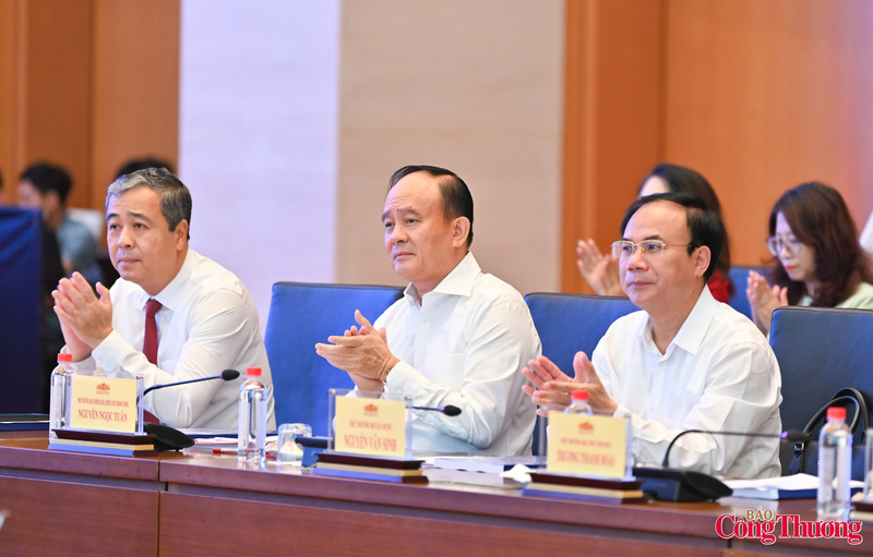 Các đại biểu tham dự hội thảo.