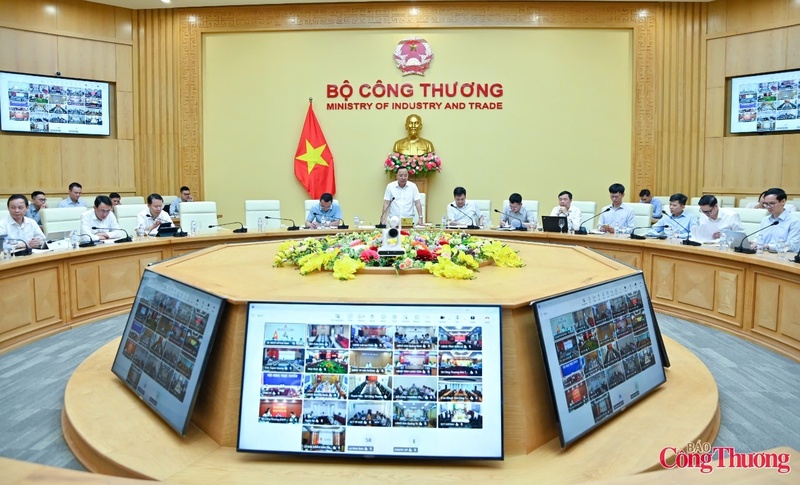 Bộ Công Thương họp tháo gỡ vướng mắc trong triển khai Quy hoạch điện VIII điều chỉnh ngày 15/4. Ảnh: Nam Nguyễn