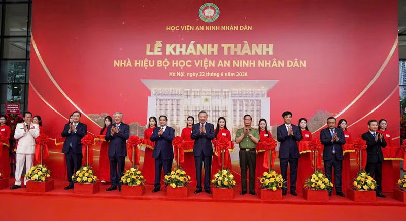 Tổng Bí thư, Chủ tịch nước Tô Lâm và các đồng chí lãnh đạo, nguyên lãnh đạo Đảng, Nhà nước thực hiện nghi thức cắt băng khánh thành công trình Nhà hiệu bộ Học viện An ninh nhân dân. Ảnh: Minh Chính