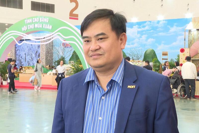 Tham tán thương mại, Thương vụ Việt Nam tại Philippines Lê Phú Cường trao đổi với phóng viên Báo Công Thương tại Hội chợ Mùa xuân diễn ra vào tháng 2/2026. Ảnh: Trường Giang