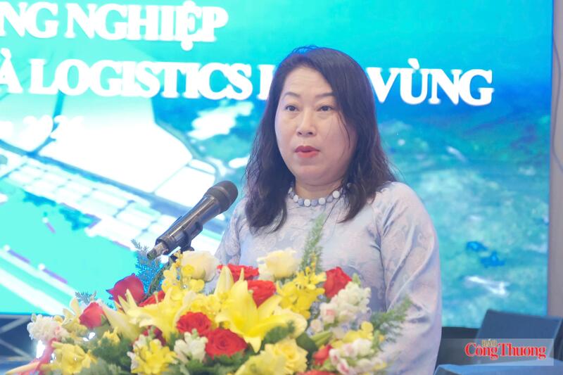 Bà Nguyễn Vũ Tố Quyên, Phó Trưởng Ban Thường trực, Ban Quản lý Khu kinh tế Phú Yên phát biểu tại hội thảo. Ảnh: Lê Sơn