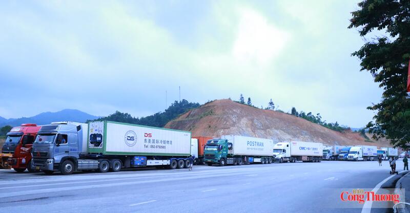 Hoạt động xuất nhập khẩu hàng hóa tại các cửa khẩu, đường chuyên dụng, lối thông quan trên địa bàn Lạng Sơn diễn ra bình thường. Ảnh: Trần Khoa