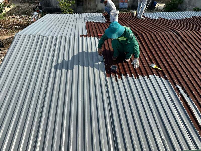 Các đơn vị thi công cho biết, sơn chống nóng có thể giúp mái tôn hạ nhiệt từ 25 - 30 độ C so với bình thường. Ảnh: ĐVCC