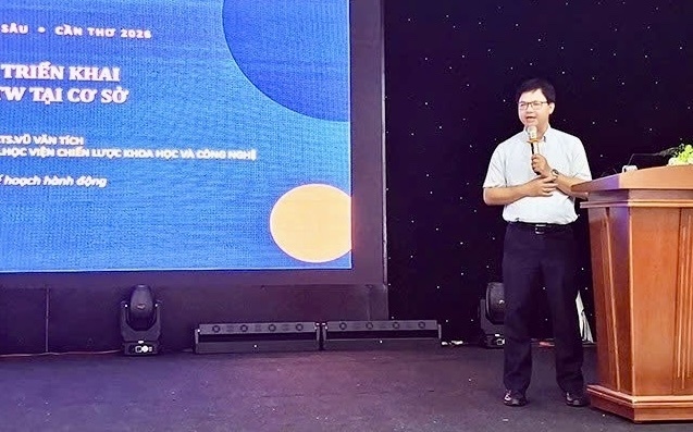 PGS.TS. Vũ Văn Tích truyền đạt kiến thức liên quan đến Nghị quyết 57-NQ/TW tại khóa đào tạo. Ảnh: Mỹ Thanh.