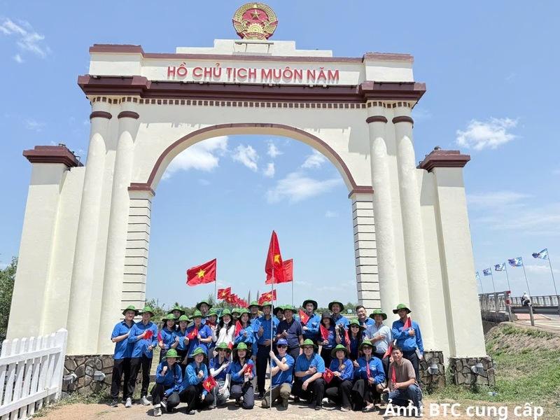 Đoàn Thanh niên Bộ Công Thương tại Di tích quốc gia đặc biệt Đôi bờ Hiền Lương - Bến Hải.