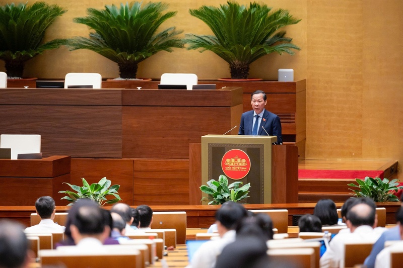 Chủ nhiệm Ủy ban Kinh tế và Tài chính Phan Văn Mãi trình bày báo cáo thẩm tra dự án.