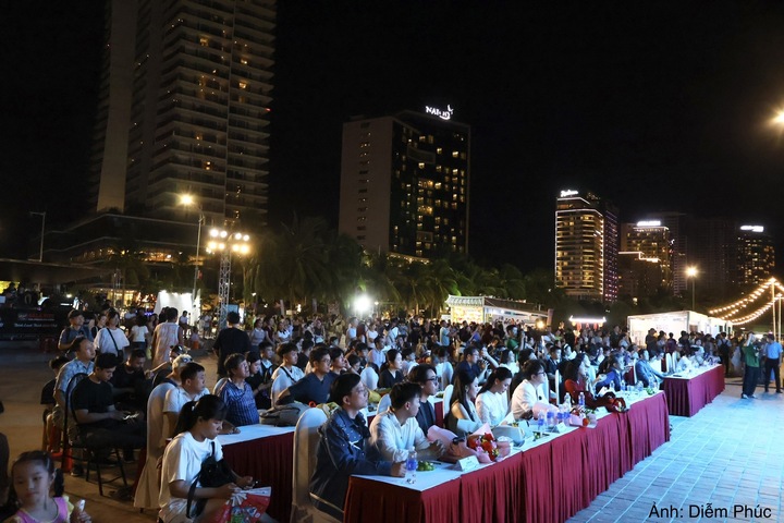 Cuộc thi thu hút đông đảo người dân và du khách đến tham dự.