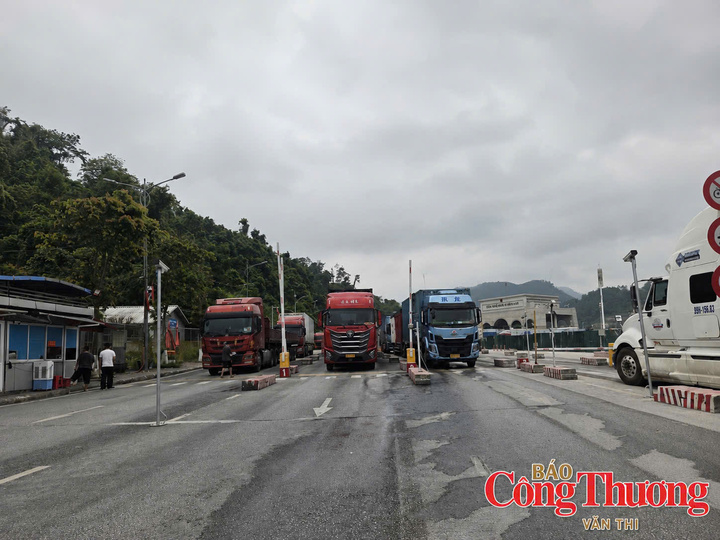Xe chở hàng qua cửa khẩu Hữu Nghị.