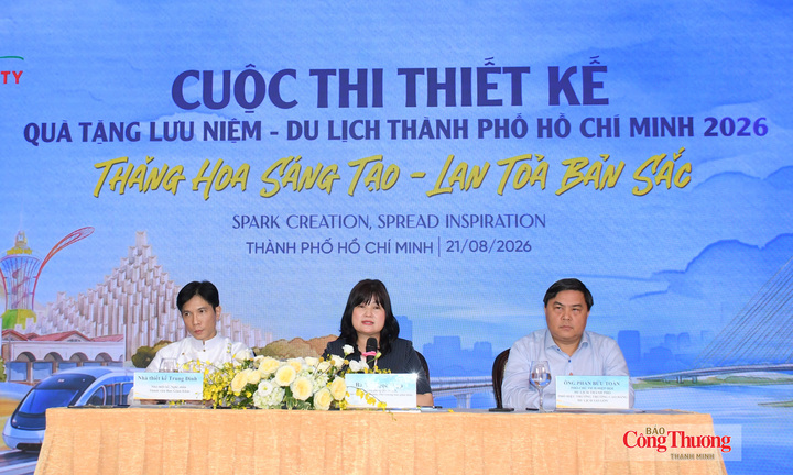 Bà Võ Ngọc Điệp, Trưởng phòng Quản lý cơ sở lưu trú du lịch, Sở Du lịch TP. Hồ Chí Minh, trả lời và thông tin cuộc thi tại họp báo.
