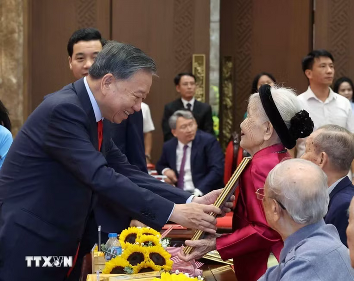 Tổng Bí thư, Chủ tịch nước Tô Lâm trao chứng nhận và Huy hiệu 80 năm tuổi Đảng cho các đảng viên lão thành. Ảnh: Thống Nhất/TTXVN