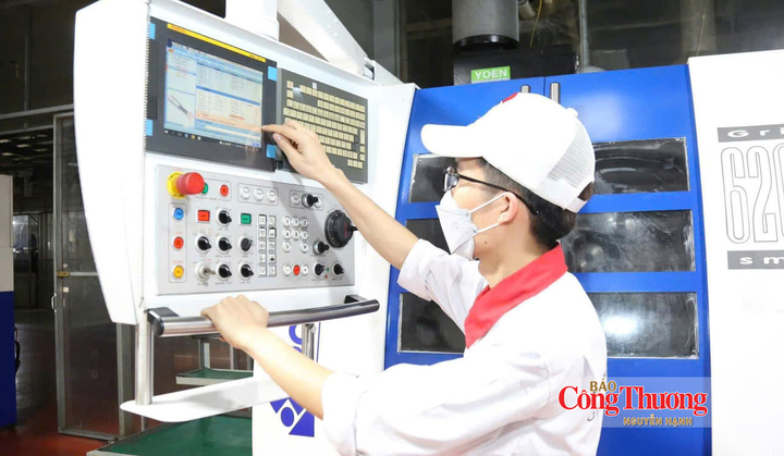 Nhân viên kỹ thuật Công ty Cổ phần Thiết bị Điện MBT trong quá trình làm việc tại nhà máy ở xã Đan Phượng, TP. Hà Nội.