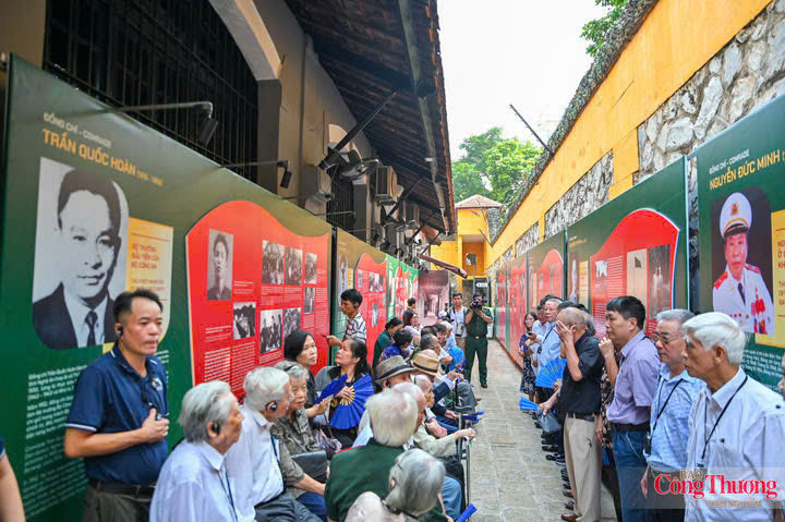 Du khách tham quan không gian trưng bày chuyên đề “Tâm son, chí thép” tại Di tích Nhà tù Hỏa Lò.