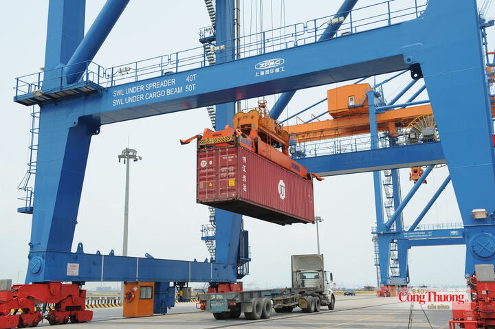 Xuất nhập khẩu là điểm sáng của nền kinh tế.