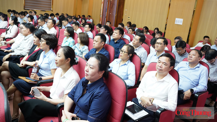 Chi bộ Vụ Dầu khí và Than tham dự Hội nghị tại điểm cầu Bộ Công Thương.