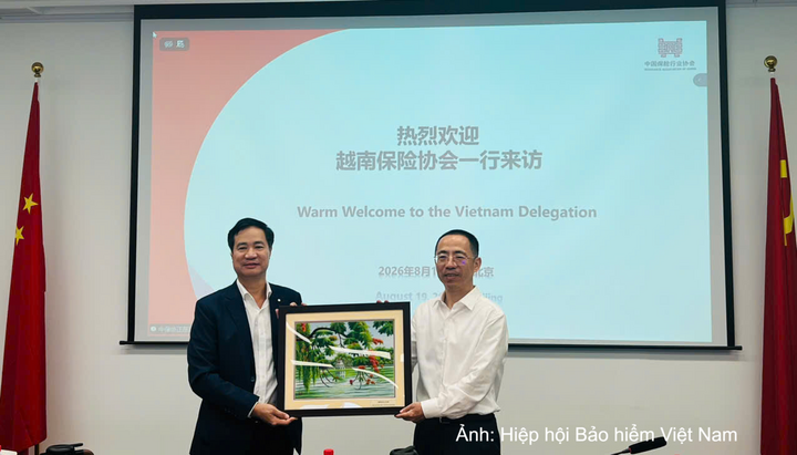 Ông Nguyễn Xuân Việt - Chủ tịch Hiệp hội Bảo hiểm Việt Nam, Chủ tịch Hội đồng Quản lý Quỹ Bảo hiểm xe cơ giới tặng quà lưu niệm cho ông Zhao Yulong - Chủ tịch Hiệp hội Bảo hiểm Trung Quốc.