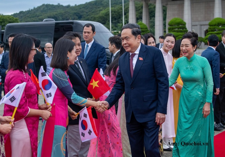 Lễ tiễn Chủ tịch Quốc hội Trần Thanh Mẫn và Phu nhân cùng Đoàn đại biểu cấp cao Việt Nam tại sân bay quốc tế Seongnam.