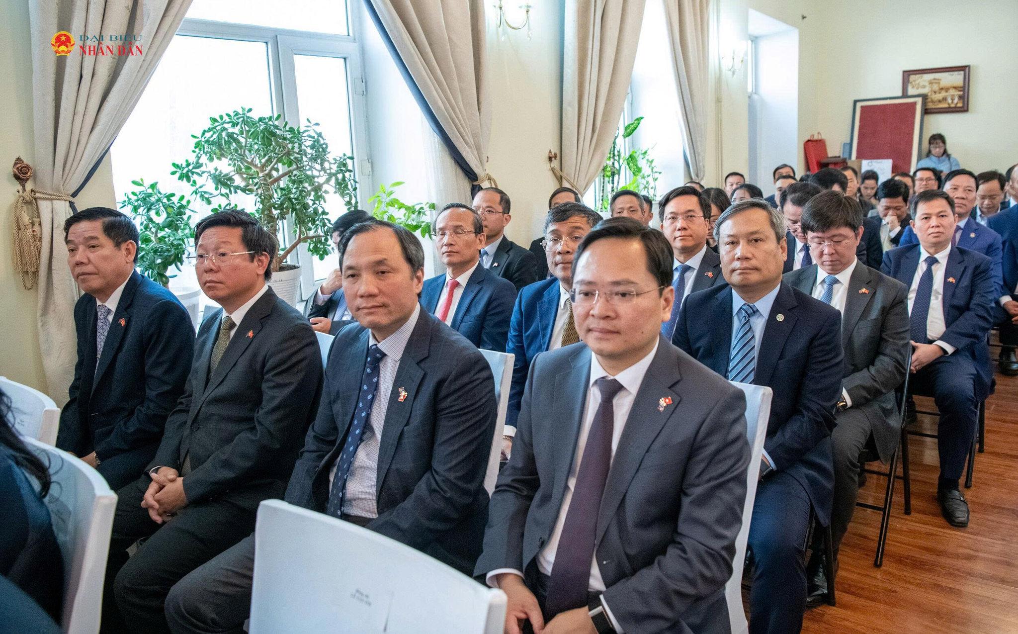 Các đại biểu dự cuộc gặp mặt.