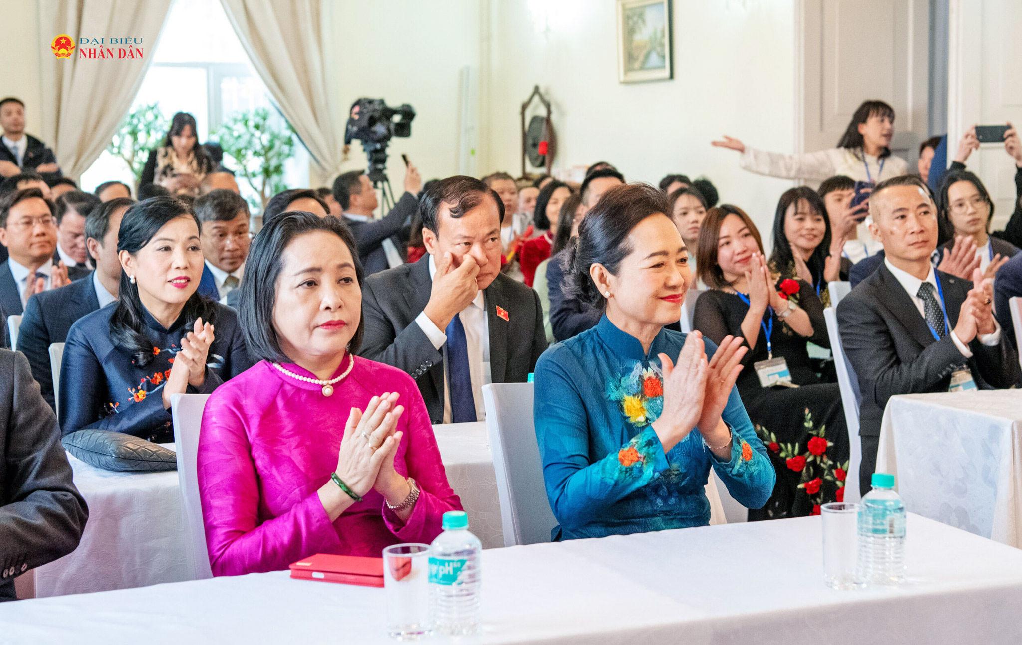 Phu nhân Chủ tịch Quốc hội Nguyễn Thị Thanh Nga và Phó Chủ tịch Quốc hội Nguyễn Thị Thanh cùng các đại biểu dự cuộc cuộc gặp mặt.