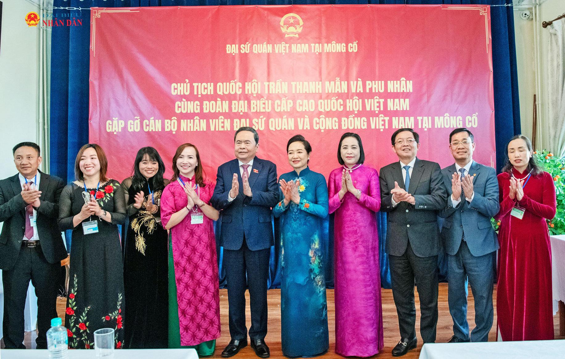 Chủ tịch Quốc hội Trần Thanh Mẫn và Phu nhân Nguyễn Thị Thanh Nga với các đại biểu dự cuộc gặp mặt.