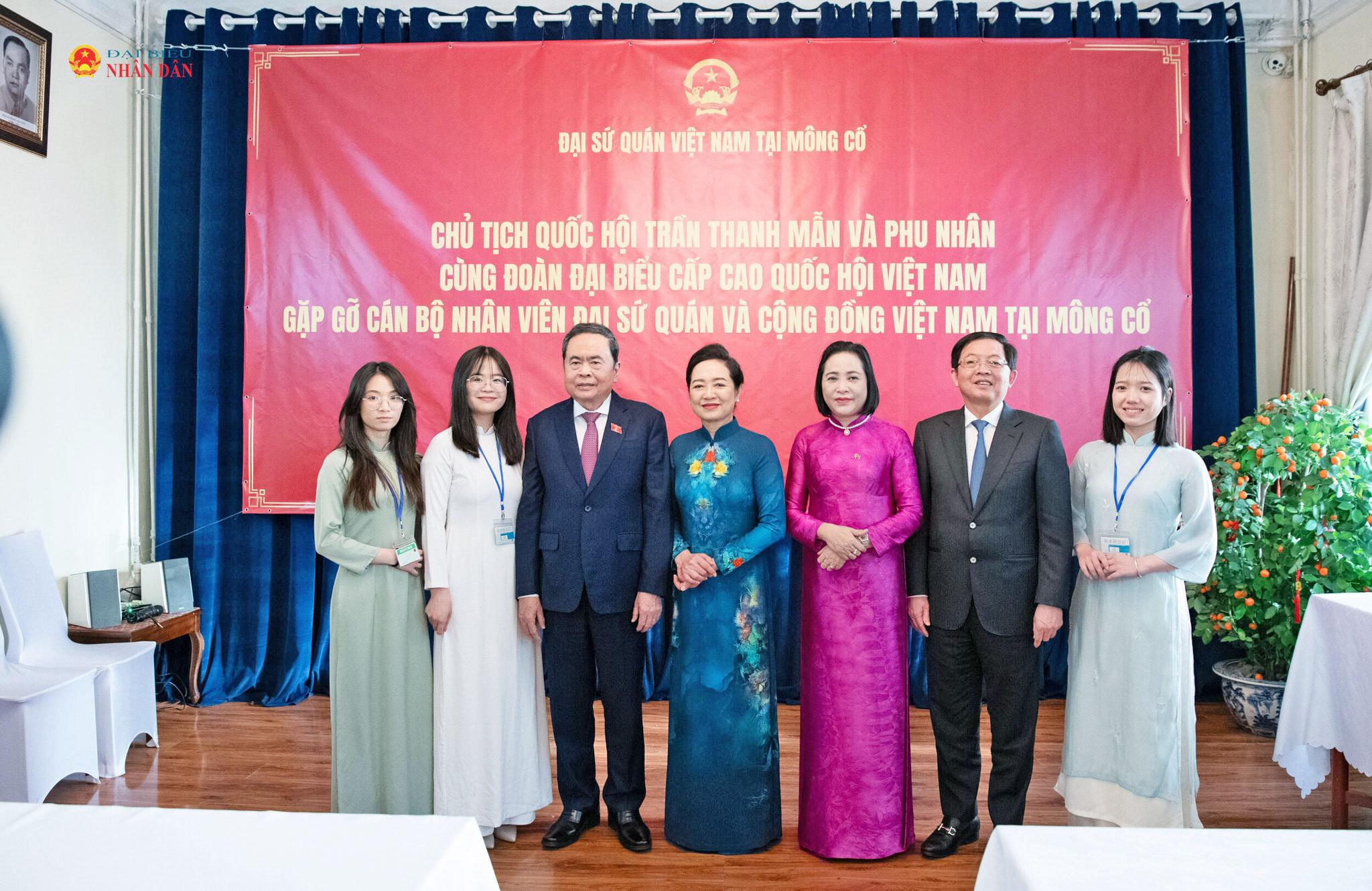 Chủ tịch Quốc hội Trần Thanh Mẫn và Phu nhân Nguyễn Thị Thanh Nga với các đại biểu dự cuộc gặp mặt.