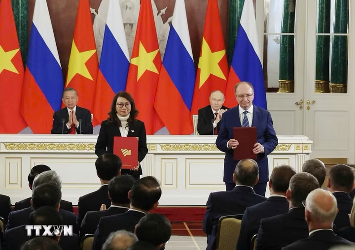 Tổng Bí thư, Chủ tịch nước Tô Lâm và Tổng thống Nga Vladimir Putin chứng kiến Lễ trao văn kiện hợp tác giữa hai nước. (Ảnh: Thống Nhất/TTXVN)