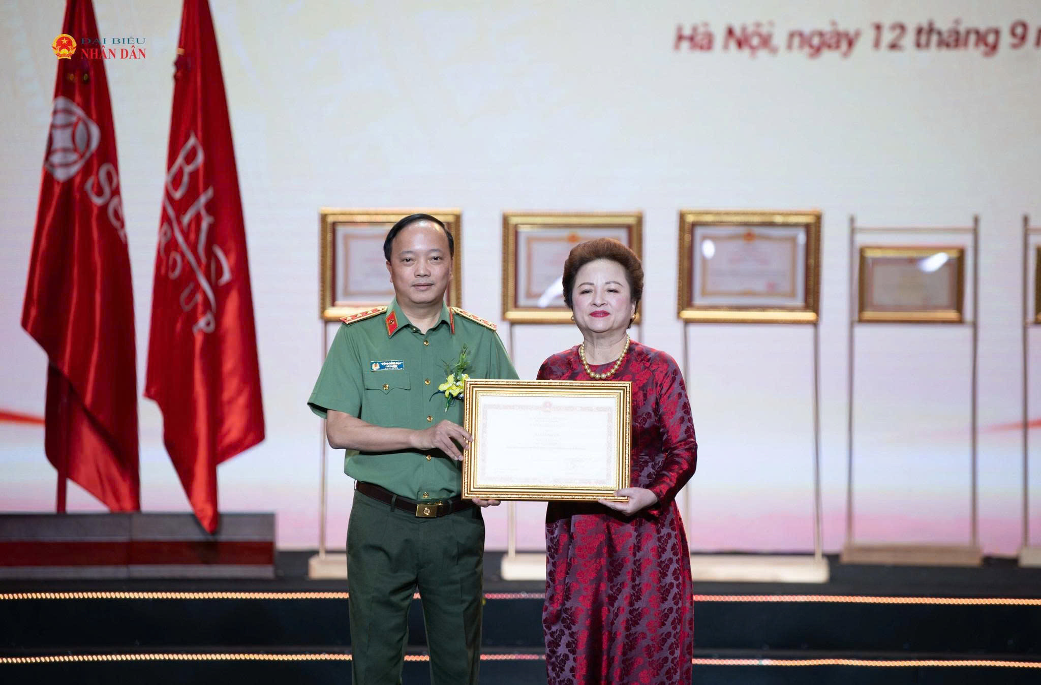 Thứ trưởng Bộ Công an, Thượng tướng Đặng Hồng Đức trao Bằng khen của Bộ trưởng Bộ Công an tặng doanh nhân Nguyễn Thị Nga, Chủ tịch Tập đoàn BRG.