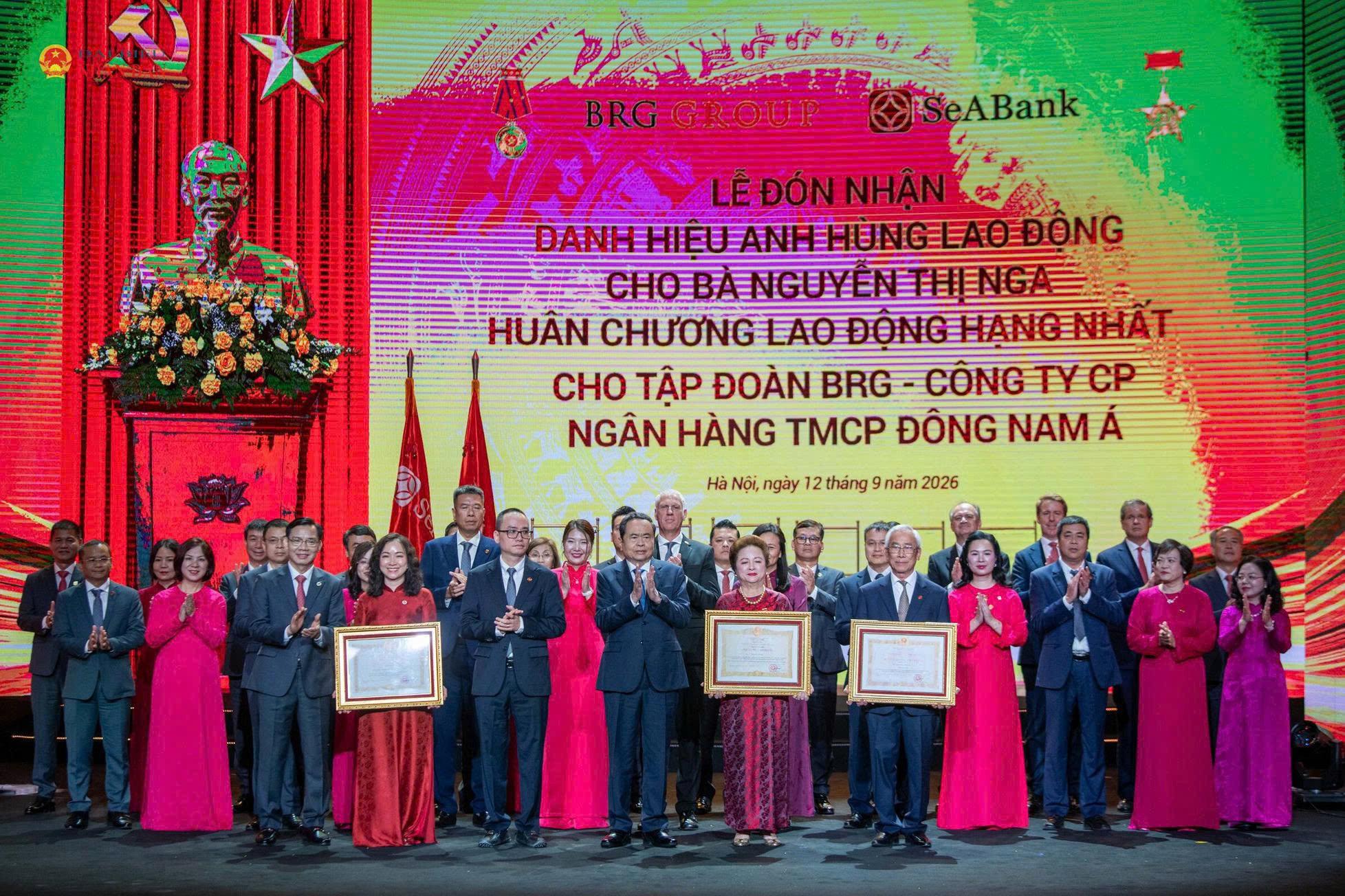Chủ tịch Quốc hội Trần Thanh Mẫn trao các phần thưởng cao quý cho cá nhân và tập thể Tập đoàn BRG và Ngân hàng SeABank.