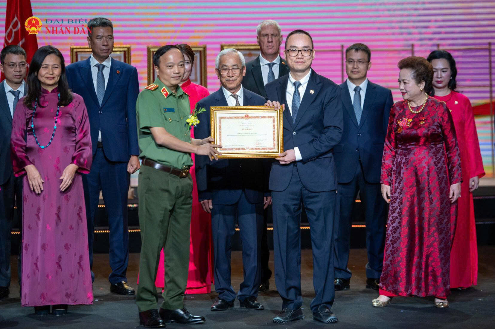 Thứ trưởng Bộ Công an, Thượng tướng Đặng Hồng Đức trao Bằng khen của Bộ trưởng Bộ Công an tặng Tập đoàn BRG.
