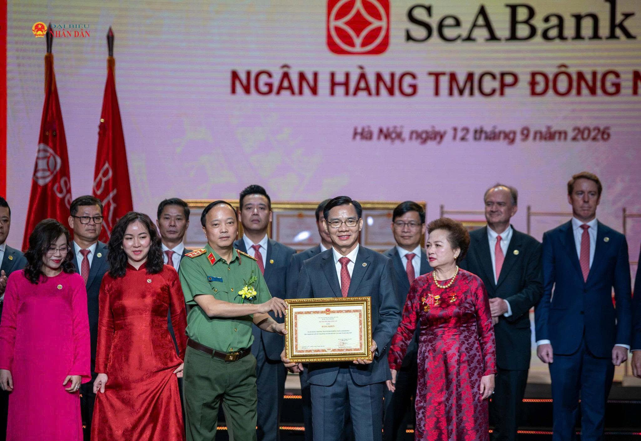 Thứ trưởng Bộ Công an, Thượng tướng Đặng Hồng Đức trao Bằng khen của Bộ trưởng Bộ Công an tặng Ngân hàng SeABank.