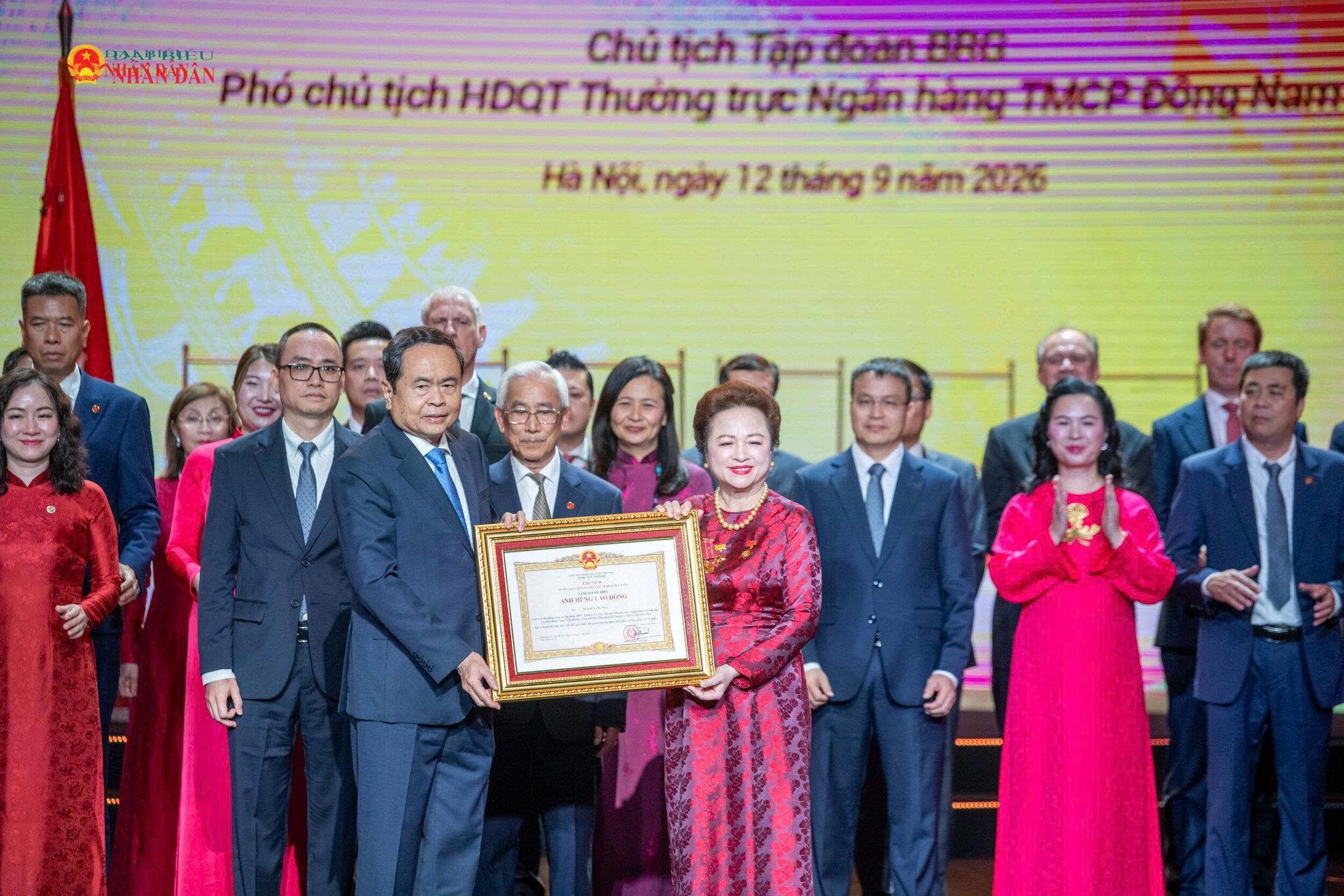 Chủ tịch Quốc hội Trần Thanh Mẫn đã trao Danh hiệu Anh hùng lao động tặng Chủ tịch Tập đoàn BRG, Phó Chủ tịch Thường trực Hội đồng quản trị Ngân hàng SeABank Nguyễn Thị Nga.