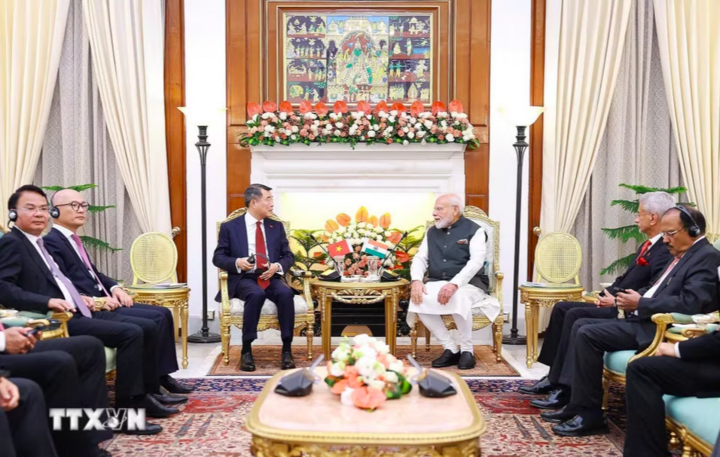 Thủ tướng Lê Minh Hưng gặp Thủ tướng Cộng hoà Ấn Độ Narendra Modi. (Ảnh: Dương Giang/TTXVN)