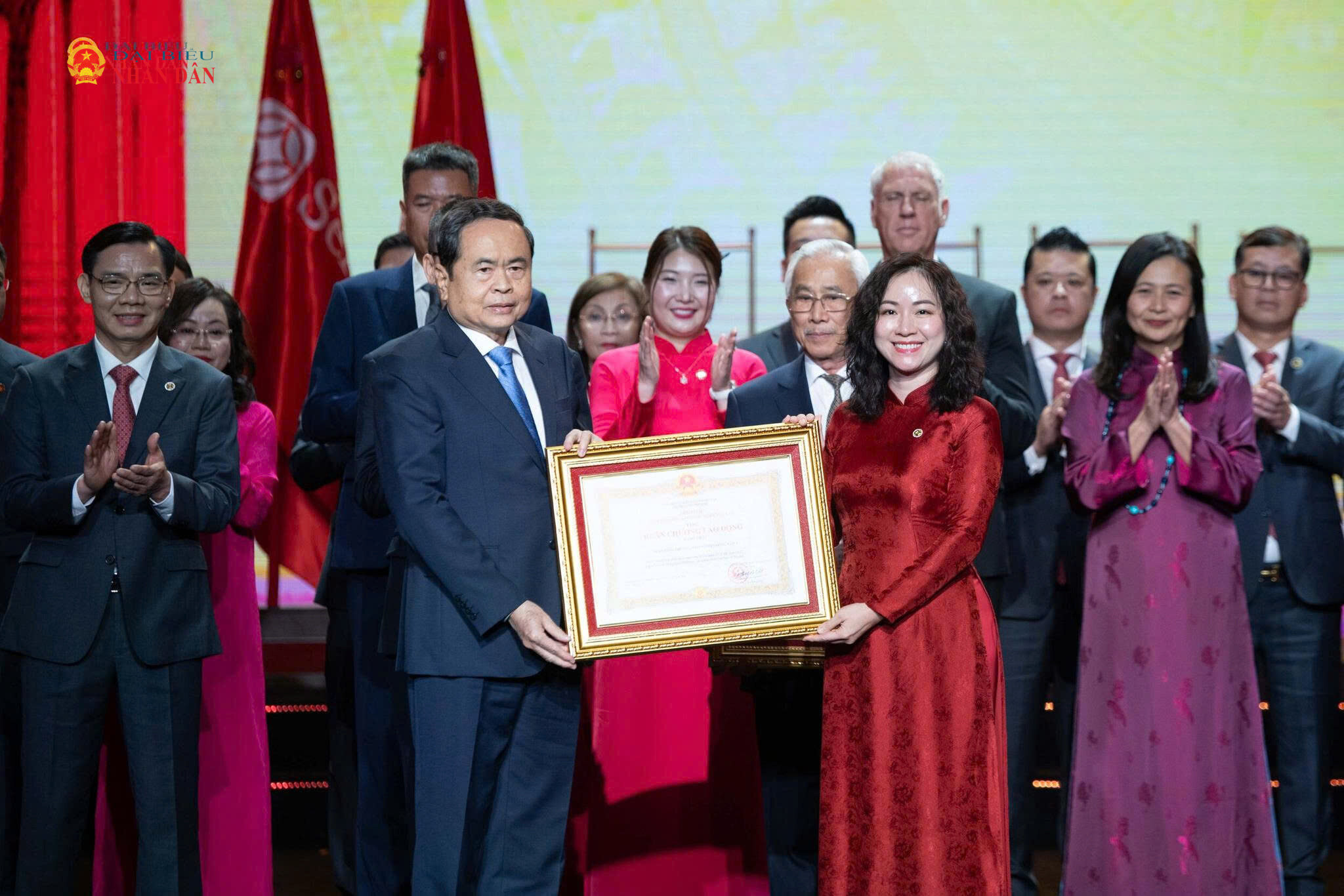 Chủ tịch Quốc hội Trần Thanh Mẫn trao tặng Huân chương Lao động Hạng Nhất cho Ngân hàng SeABank.