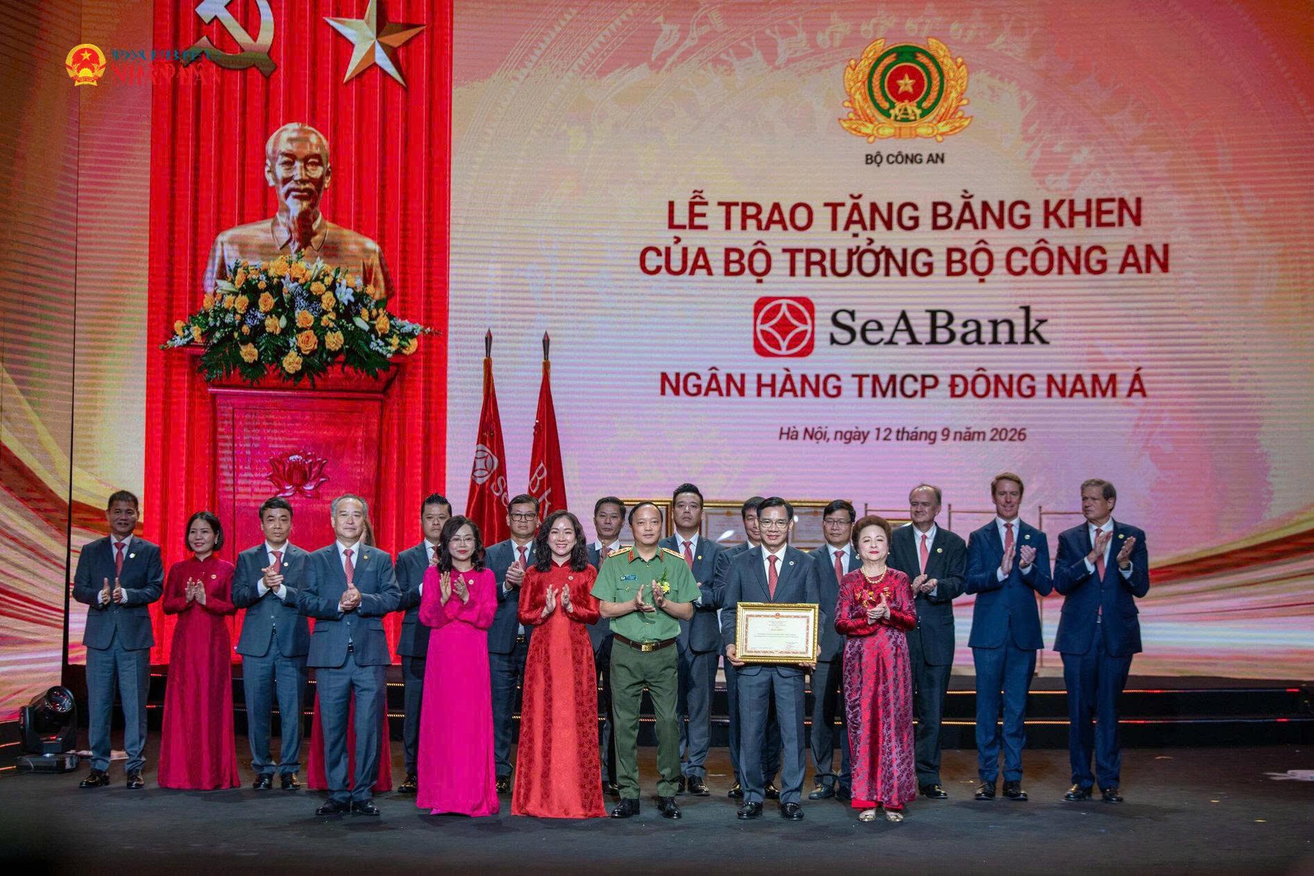 Thứ trưởng Bộ Công an, Thượng tướng Đặng Hồng Đức trao Bằng khen của Bộ trưởng Bộ Công an tặng Ngân hàng SeABank.