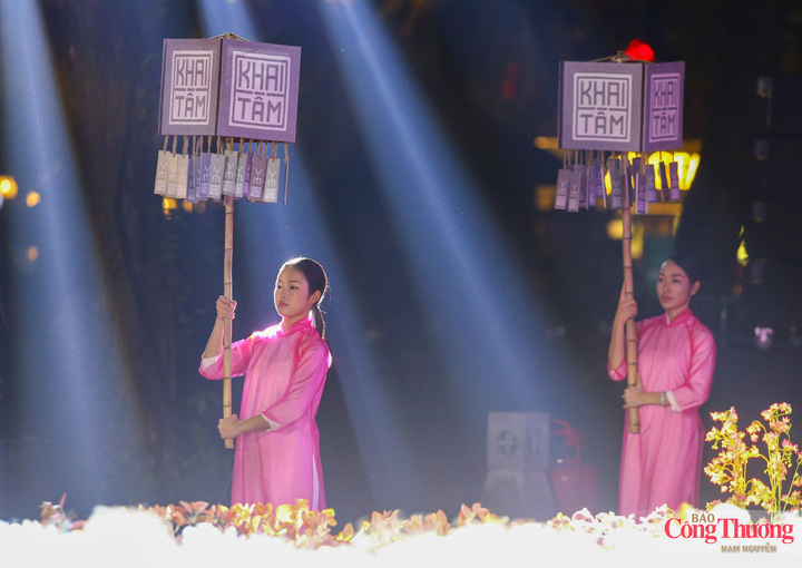 Nghệ thuật truyền thống được đặt cạnh ngôn ngữ trình diễn hiện đại; âm thanh, ánh sáng và công nghệ mở ra một cách tiếp cận mới với di sản. Không làm lu mờ những giá trị cổ truyền, công nghệ trở thành cây cầu để thế hệ trẻ có thể bước vào câu chuyện của cha ông bằng một tâm thế gần gũi hơn.