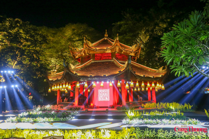 Chương trình nghệ thuật “Khai Văn”, một trong những hoạt động tiêu biểu của Festival Thăng Long – Hà Nội 2026, đã kể câu chuyện về đạo học Việt Nam bằng ngôn ngữ của âm nhạc, sân khấu, ánh sáng và công nghệ đương đại.