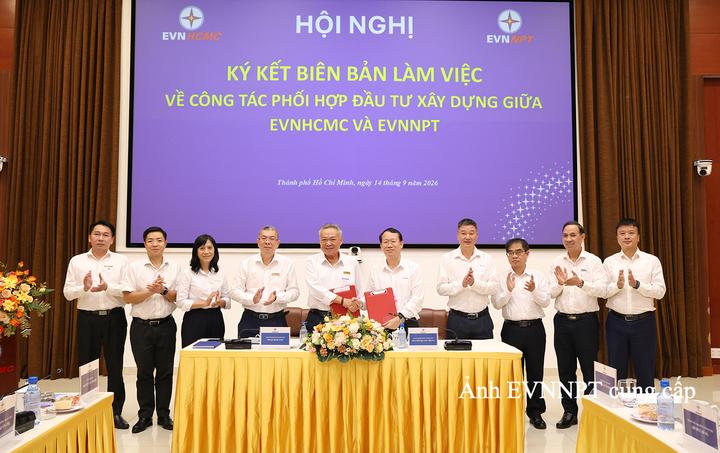 Chủ tịch HĐTV EVNNPT Nguyễn Quang Trung (ảnh phải) và Chủ tịch HĐTV EVNHCMC Phạm Quốc Bảo (ảnh trái) ký Biên bản thỏa thuận công tác phối hợp đầu tư xây dựng giữa hai Tổng công ty.