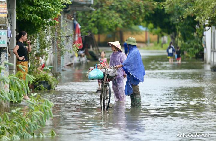 Nhiều khu dân cư ngập sâu trong nước