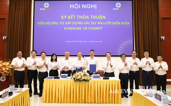 Tổng giám đốc EVNHCMC Nguyễn Văn Thanh (ảnh trái) và Quyền Tổng giám đốc EVNNPT (ảnh phải) ký Thỏa thuận phối hợp tiến độ đầu tư xây dựng các dự án đồng bộ giữa lưới điện truyền tải và phân phối trên địa bàn TP.HCM.